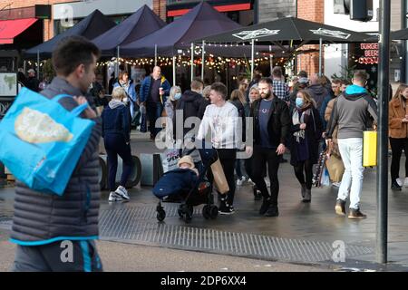 Hereford, Herefordshire - Samedi 19 décembre 2020 - les gens qui font du shopping le premier jour des règles de niveau 1 réduites à Hereford - le comté de Herefordshire a maintenant diminué des restrictions de niveau 2. Photo Steven May / Alamy Live News Banque D'Images