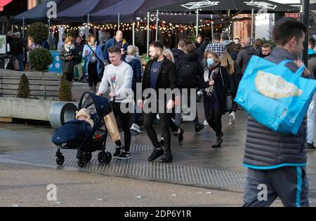 Hereford, Herefordshire - Samedi 19 décembre 2020 - les gens qui font du shopping le premier jour des règles de niveau 1 réduites à Hereford - le comté de Herefordshire a maintenant diminué des restrictions de niveau 2. Photo Steven May / Alamy Live News Banque D'Images