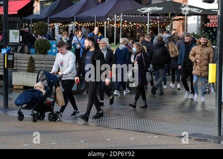 Hereford, Herefordshire - Samedi 19 décembre 2020 - les gens qui font du shopping le premier jour des règles de niveau 1 réduites à Hereford - le comté de Herefordshire a maintenant diminué des restrictions de niveau 2. Photo Steven May / Alamy Live News Banque D'Images