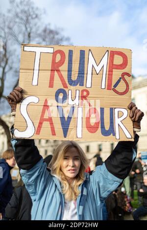 Portrait d'une femme portant un écriteau « Trump est notre Sauveur » lors de la manifestation anti-vaccin COVID-19, Parliament Square, Londres, 14 décembre 2020 Banque D'Images