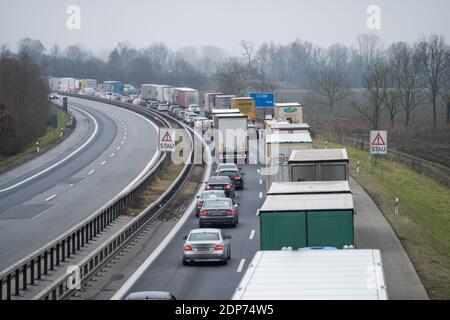 Neuhaus am Inn, Allemagne. 19 décembre 2020. Embouteillage sur l'A3 avant la frontière (Suben). Un embouteillage s'est formé sur l'autoroute 3 près de Passau samedi matin en direction de l'Autriche. La raison en était le grand nombre de voyageurs qui rentrent, a déclaré un porte-parole de la police samedi. Ce samedi, une réglementation d'entrée pour les voyageurs en provenance des zones à risque entrera en vigueur en Autriche. Il prévoit une quarantaine obligatoire de dix jours pour les voyageurs en provenance d'Allemagne. Credit: Tobias C. Köhler/dpa/Alay Live News Banque D'Images