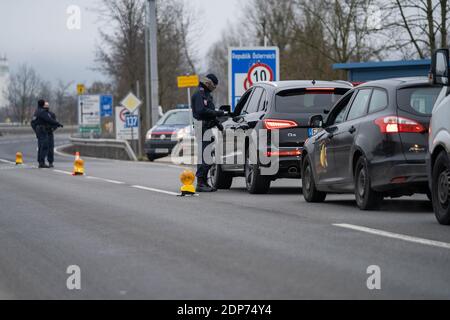 Neuhaus am Inn, Allemagne. 19 décembre 2020. Trois policiers autrichiens contrôlent le trafic d'entrée à la frontière de Schärding sur la B512. Là-bas et sur l'autoroute 3 près de Passau, un embouteillage s'est formé samedi matin en direction de l'Autriche. La raison en est le grand nombre de voyageurs qui reviennent, a dit un porte-parole de la police samedi. Ce samedi, un règlement d'entrée pour les voyageurs des zones à risque entrera en vigueur en Autriche. Il prévoit une quarantaine obligatoire de dix jours pour les voyageurs en provenance d'Allemagne. Credit: Tobias C. Köhler/dpa/Alay Live News Banque D'Images