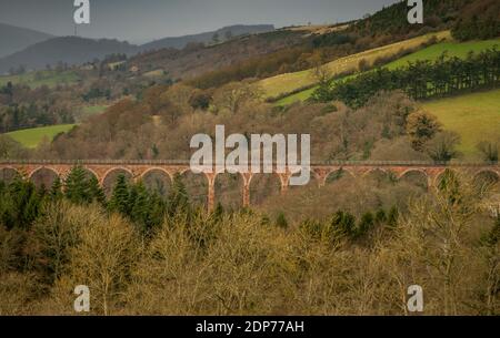 Viaduc de Leaderfoot, près de Melrose, aux frontières écossaises. Écosse , Royaume-Uni. 19 décembre 2020. Météo au Royaume-Uni. Vue sur le monument aux frontières écossaises, le viaduc de Leaderfoot. Le viaduc de Leaderfoot, également connu sous le nom de viaduc de Drygrange, est un viaduc ferroviaire au-dessus de la rivière Tweed près de Melrose, dans les frontières écossaises. Le viaduc a été ouvert le 16 novembre 1863 pour transporter le chemin de fer Berwickshire, le chemin de fer a été gravement endommagé par des inondations en août 1948, avec 7 ponts sur la ligne en panne, et la ligne fermée au trafic de passagers le 13 août 1948 crédit: phil wilkinson/Alay Live News Banque D'Images
