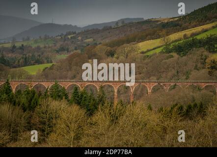 Viaduc de Leaderfoot, près de Melrose, aux frontières écossaises. Écosse , Royaume-Uni. 19 décembre 2020. Météo au Royaume-Uni. Vue sur le monument aux frontières écossaises, le viaduc de Leaderfoot. Le viaduc de Leaderfoot, également connu sous le nom de viaduc de Drygrange, est un viaduc ferroviaire au-dessus de la rivière Tweed près de Melrose, dans les frontières écossaises. Le viaduc a été ouvert le 16 novembre 1863 pour transporter le chemin de fer Berwickshire, le chemin de fer a été gravement endommagé par des inondations en août 1948, avec 7 ponts sur la ligne en panne, et la ligne fermée au trafic de passagers le 13 août 1948 crédit: phil wilkinson/Alay Live News Banque D'Images