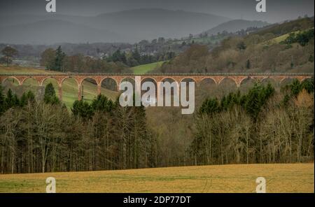 Viaduc de Leaderfoot, près de Melrose, aux frontières écossaises. Écosse , Royaume-Uni. 19 décembre 2020. Météo au Royaume-Uni. Vue sur le monument aux frontières écossaises, le viaduc de Leaderfoot. Le viaduc de Leaderfoot, également connu sous le nom de viaduc de Drygrange, est un viaduc ferroviaire au-dessus de la rivière Tweed près de Melrose, dans les frontières écossaises. Le viaduc a été ouvert le 16 novembre 1863 pour transporter le chemin de fer Berwickshire, le chemin de fer a été gravement endommagé par des inondations en août 1948, avec 7 ponts sur la ligne en panne, et la ligne fermée au trafic de passagers le 13 août 1948 crédit: phil wilkinson/Alay Live News Banque D'Images
