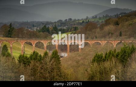 Viaduc de Leaderfoot, près de Melrose, aux frontières écossaises. Écosse , Royaume-Uni. 19 décembre 2020. Météo au Royaume-Uni. Vue sur le monument aux frontières écossaises, le viaduc de Leaderfoot. Le viaduc de Leaderfoot, également connu sous le nom de viaduc de Drygrange, est un viaduc ferroviaire au-dessus de la rivière Tweed près de Melrose, dans les frontières écossaises. Le viaduc a été ouvert le 16 novembre 1863 pour transporter le chemin de fer Berwickshire, le chemin de fer a été gravement endommagé par des inondations en août 1948, avec 7 ponts sur la ligne en panne, et la ligne fermée au trafic de passagers le 13 août 1948 crédit: phil wilkinson/Alay Live News Banque D'Images
