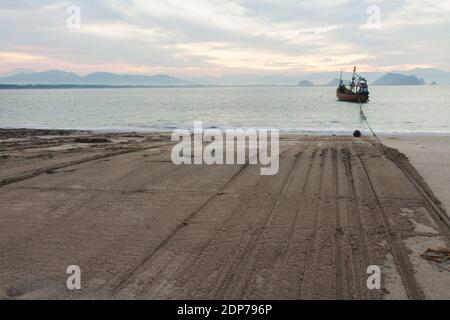 La plage de Papuma est l'une des destinations du tourisme marin dans le district de Jember. L'endroit idéal pour profiter des levers et couchers de soleil. Banque D'Images