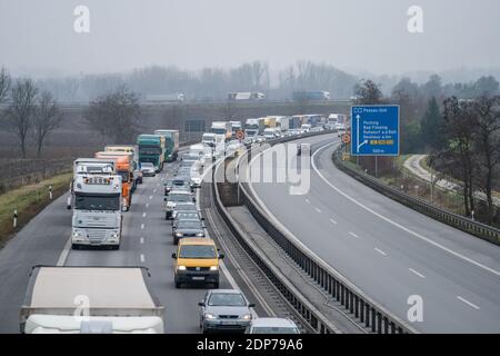 Neuhaus am Inn, Allemagne. 19 décembre 2020. Embouteillage sur l'A3 avant la frontière (Suben). Un embouteillage s'est formé sur l'autoroute 3 près de Passau samedi matin en direction de l'Autriche. La raison en était le grand nombre de voyageurs qui rentrent, a déclaré un porte-parole de la police samedi. Ce samedi, une réglementation d'entrée pour les voyageurs en provenance des zones à risque entrera en vigueur en Autriche. Il prévoit une quarantaine obligatoire de dix jours pour les voyageurs en provenance d'Allemagne. Credit: Tobias C. Köhler/dpa/Alay Live News Banque D'Images