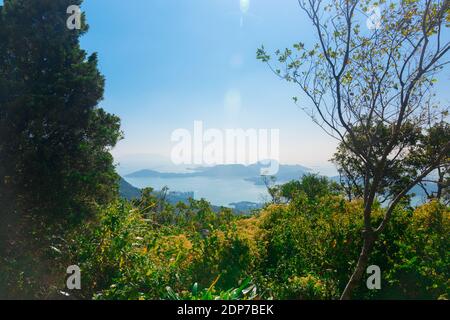 Paysage de Hong Kong depuis les Victoria Peak Gardens. Vue sur l'île de Lamma par temps ensoleillé et sur le port de Victoria. Banque D'Images