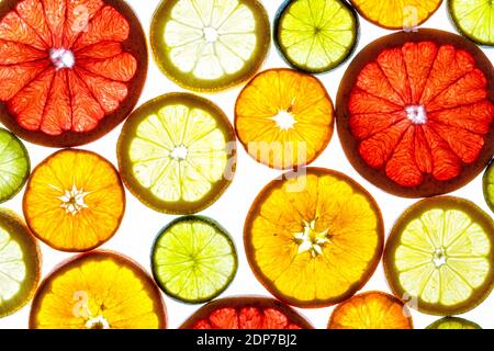 Collage de différentes tranches de fruits, pamplemousse, orange, manderine, citron et lime, isolé sur fond blanc avec vue et structure du dessus. Vega sain Banque D'Images