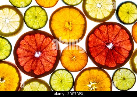 Collage de différentes tranches de fruits, pamplemousse, orange, manderine, citron et lime, isolé sur fond blanc avec vue et structure du dessus. Vega sain Banque D'Images