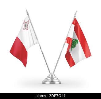 Drapeaux de table du Liban et de Malte isolés sur le rendu 3D blanc Banque D'Images
