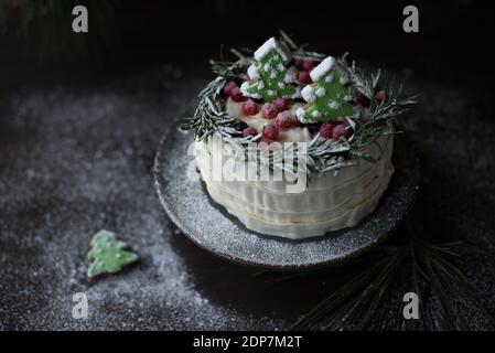 Gâteau d'hiver avec pain d'épice en forme d'épicéa arrosé de sucre en poudre. Bon esprit du nouvel an. Banque D'Images