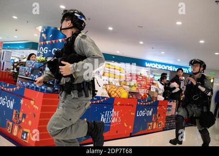 HONG KONG - PROTESTATION - SHOPPING DE NOEL manifestation avec de forts interventions poligières dans le centre commercial. HONG KONG - MANIFESTATION - NOËL S. Banque D'Images