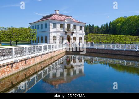 ST. PETERSBOURG, RUSSIE - 30 MAI 2017 : au Palais Marley le jour ensoleillé de mai. Peterhof Banque D'Images