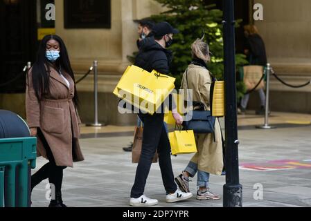 Oxford Street, Londres, Royaume-Uni. 19 décembre 2020. Les acheteurs de Noël sur Oxford Street. Crédit : Matthew Chattle/Alay Live News Banque D'Images