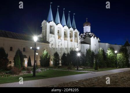 Clocher et l'église intercession du monastère de Tikhvin Assomption la nuit. Leningrad, Russie Banque D'Images