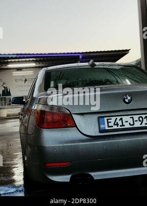 SARAJEVO, BOSNIE-HERZÉGOVINE - 02 décembre 2020 : une photo de la BMW série 5 E60 après un lavage de voiture. Banque D'Images