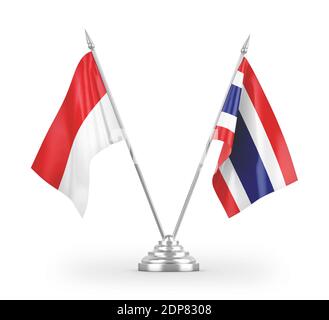 Drapeaux de table de Thaïlande et d'Indonésie isolés sur le rendu 3D blanc Banque D'Images