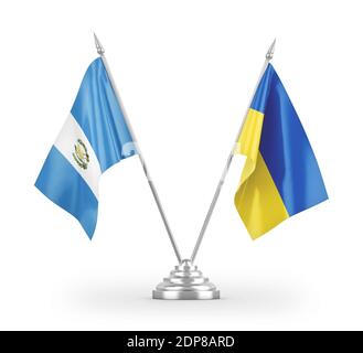 Drapeaux de table de l'Ukraine et du Guatemala isolés sur le rendu 3D blanc Banque D'Images