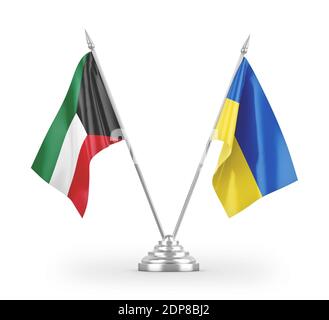 Drapeaux de table de l'Ukraine et du Koweït isolés sur le rendu 3D blanc Banque D'Images