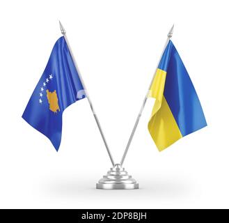 Drapeaux de table de l'Ukraine et du Kosovo isolés sur le rendu 3D blanc Banque D'Images