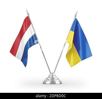 Drapeaux de table de l'Ukraine et des pays-Bas isolés sur le rendu 3D blanc Banque D'Images