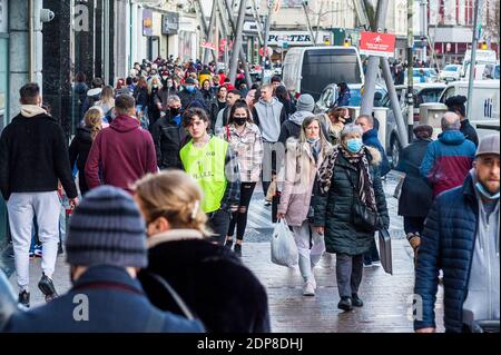 Cork, Irlande. 19 décembre 2020. Aujourd'hui, le dernier samedi avant Noël, le centre-ville de Cork regorge de clients. Les magasins, les cafés et les restaurants faisaient un commerce rapide avant un éventuel verrouillage de niveau 3 le 28 décembre. Crédit : AG News/Alay Live News Banque D'Images