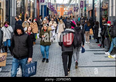 Cork, Irlande. 19 décembre 2020. Aujourd'hui, le dernier samedi avant Noël, le centre-ville de Cork regorge de clients. Les magasins, les cafés et les restaurants faisaient un commerce rapide avant un éventuel verrouillage de niveau 3 le 28 décembre. Crédit : AG News/Alay Live News Banque D'Images