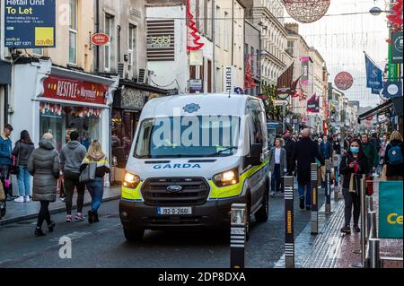 Cork, Irlande. 19 décembre 2020. Aujourd'hui, le dernier samedi avant Noël, le centre-ville de Cork regorge de clients. Les magasins, les cafés et les restaurants faisaient un commerce rapide avant un éventuel verrouillage de niveau 3 le 28 décembre. Crédit : AG News/Alay Live News Banque D'Images