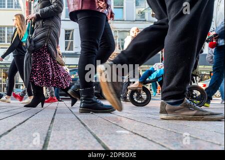 Cork, Irlande. 19 décembre 2020. Aujourd'hui, le dernier samedi avant Noël, le centre-ville de Cork regorge de clients. Les magasins, les cafés et les restaurants faisaient un commerce rapide avant un éventuel verrouillage de niveau 3 le 28 décembre. Crédit : AG News/Alay Live News Banque D'Images