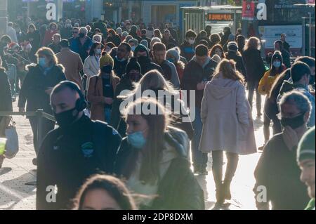 Cork, Irlande. 19 décembre 2020. Aujourd'hui, le dernier samedi avant Noël, le centre-ville de Cork regorge de clients. Les magasins, les cafés et les restaurants faisaient un commerce rapide avant un éventuel verrouillage de niveau 3 le 28 décembre. Crédit : AG News/Alay Live News Banque D'Images