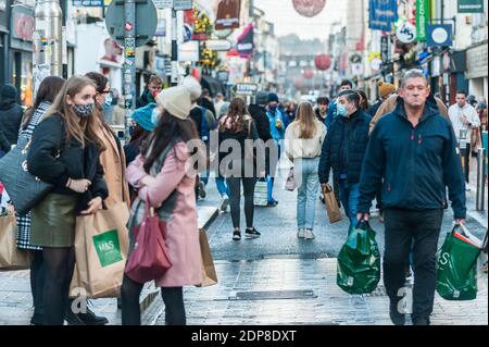 Cork, Irlande. 19 décembre 2020. Aujourd'hui, le dernier samedi avant Noël, le centre-ville de Cork regorge de clients. Les magasins, les cafés et les restaurants faisaient un commerce rapide avant un éventuel verrouillage de niveau 3 le 28 décembre. Crédit : AG News/Alay Live News Banque D'Images