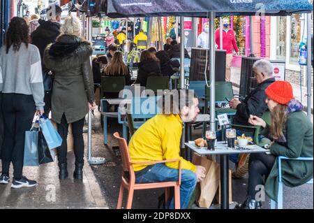 Cork, Irlande. 19 décembre 2020. Aujourd'hui, le dernier samedi avant Noël, le centre-ville de Cork regorge de clients. Les magasins, les cafés et les restaurants faisaient un commerce rapide avant un éventuel verrouillage de niveau 3 le 28 décembre. Crédit : AG News/Alay Live News Banque D'Images