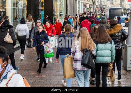 Cork, Irlande. 19 décembre 2020. Aujourd'hui, le dernier samedi avant Noël, le centre-ville de Cork regorge de clients. Les magasins, les cafés et les restaurants faisaient un commerce rapide avant un éventuel verrouillage de niveau 3 le 28 décembre. Crédit : AG News/Alay Live News Banque D'Images