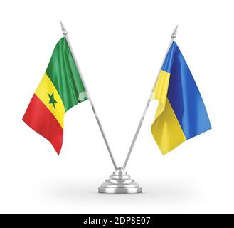 Drapeaux de table de l'Ukraine et du Sénégal isolés sur le rendu 3D blanc Banque D'Images