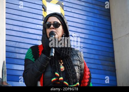 Tottenham police Station, Tottenham, Londres, 19 décembre 2020: Tottenham BLM et Enfield BLM ont organisé une manifestation devant le poste de police de Tottenham pour exiger le licenciement de deux policiers non nommés qui ont violemment agressé un jeune adolescent noir devant les portes de l'école secondaire Park View, le jeune adolescent a été frappé de coups de poing à plusieurs reprises, puis jeté au sol, l'incident a été filmé et est devenu viral depuis sur les médias sociaux. Les groupes ont établi une liste de demandes qui, si elles ne sont pas satisfaites, entraînera d'autres actions antiracistes de la communauté. Crédit Natasha Quarmby/ALAMY Live Banque D'Images