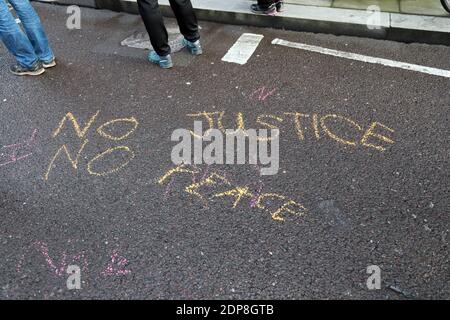 Tottenham police Station, Tottenham, Londres, 19 décembre 2020: Tottenham BLM et Enfield BLM ont organisé une manifestation devant le poste de police de Tottenham pour exiger le licenciement de deux policiers non nommés qui ont violemment agressé un jeune adolescent noir devant les portes de l'école secondaire Park View, le jeune adolescent a été frappé de coups de poing à plusieurs reprises, puis jeté au sol, l'incident a été filmé et est devenu viral depuis sur les médias sociaux. Les groupes ont établi une liste de demandes qui, si elles ne sont pas satisfaites, entraînera d'autres actions antiracistes de la communauté. Crédit Natasha Quarmby/ALAMY Live Banque D'Images