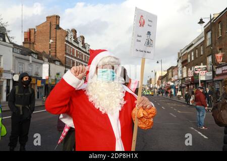 Tottenham police Station, Tottenham, Londres, 19 décembre 2020: Tottenham BLM et Enfield BLM ont organisé une manifestation devant le poste de police de Tottenham pour exiger le licenciement de deux policiers non nommés qui ont violemment agressé un jeune adolescent noir devant les portes de l'école secondaire Park View, le jeune adolescent a été frappé de coups de poing à plusieurs reprises, puis jeté au sol, l'incident a été filmé et est devenu viral depuis sur les médias sociaux. Les groupes ont établi une liste de demandes qui, si elles ne sont pas satisfaites, entraînera d'autres actions antiracistes de la communauté. Crédit Natasha Quarmby/ALAMY Live Banque D'Images