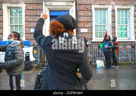 Tottenham police Station, Tottenham, Londres, 19 décembre 2020: Tottenham BLM et Enfield BLM ont organisé une manifestation devant le poste de police de Tottenham pour exiger le licenciement de deux policiers non nommés qui ont violemment agressé un jeune adolescent noir devant les portes de l'école secondaire Park View, le jeune adolescent a été frappé de coups de poing à plusieurs reprises, puis jeté au sol, l'incident a été filmé et est devenu viral depuis sur les médias sociaux. Les groupes ont établi une liste de demandes qui, si elles ne sont pas satisfaites, entraînera d'autres actions antiracistes de la communauté. Crédit Natasha Quarmby/ALAMY Live Banque D'Images