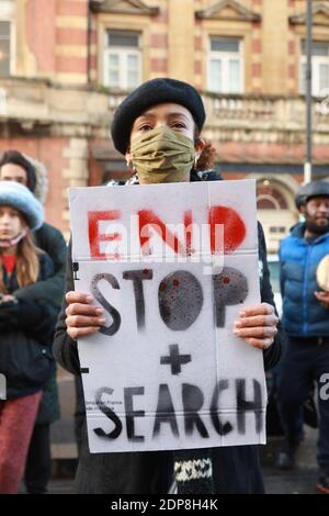 Tottenham police Station, Tottenham, Londres, 19 décembre 2020: Tottenham BLM et Enfield BLM ont organisé une manifestation devant le poste de police de Tottenham pour exiger le licenciement de deux policiers non nommés qui ont violemment agressé un jeune adolescent noir devant les portes de l'école secondaire Park View, le jeune adolescent a été frappé de coups de poing à plusieurs reprises, puis jeté au sol, l'incident a été filmé et est devenu viral depuis sur les médias sociaux. Les groupes ont établi une liste de demandes qui, si elles ne sont pas satisfaites, entraînera d'autres actions antiracistes de la communauté. Crédit Natasha Quarmby/ALAMY Live Banque D'Images