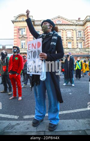 Tottenham police Station, Tottenham, Londres, 19 décembre 2020: Tottenham BLM et Enfield BLM ont organisé une manifestation devant le poste de police de Tottenham pour exiger le licenciement de deux policiers non nommés qui ont violemment agressé un jeune adolescent noir devant les portes de l'école secondaire Park View, le jeune adolescent a été frappé de coups de poing à plusieurs reprises, puis jeté au sol, l'incident a été filmé et est devenu viral depuis sur les médias sociaux. Les groupes ont établi une liste de demandes qui, si elles ne sont pas satisfaites, entraînera d'autres actions antiracistes de la communauté. Crédit Natasha Quarmby/ALAMY Live Banque D'Images