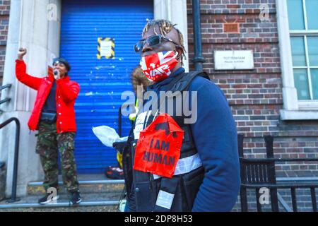 Tottenham police Station, Tottenham, Londres, 19 décembre 2020: Tottenham BLM et Enfield BLM ont organisé une manifestation devant le poste de police de Tottenham pour exiger le licenciement de deux policiers non nommés qui ont violemment agressé un jeune adolescent noir devant les portes de l'école secondaire Park View, le jeune adolescent a été frappé de coups de poing à plusieurs reprises, puis jeté au sol, l'incident a été filmé et est devenu viral depuis sur les médias sociaux. Les groupes ont établi une liste de demandes qui, si elles ne sont pas satisfaites, entraînera d'autres actions antiracistes de la communauté. Crédit Natasha Quarmby/ALAMY Live Banque D'Images