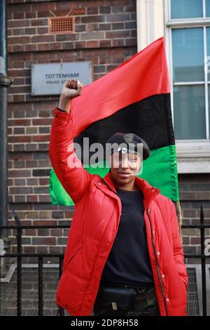 Tottenham police Station, Tottenham, Londres, 19 décembre 2020: Tottenham BLM et Enfield BLM ont organisé une manifestation devant le poste de police de Tottenham pour exiger le licenciement de deux policiers non nommés qui ont violemment agressé un jeune adolescent noir devant les portes de l'école secondaire Park View, le jeune adolescent a été frappé de coups de poing à plusieurs reprises, puis jeté au sol, l'incident a été filmé et est devenu viral depuis sur les médias sociaux. Les groupes ont établi une liste de demandes qui, si elles ne sont pas satisfaites, entraînera d'autres actions antiracistes de la communauté. Crédit Natasha Quarmby/ALAMY Live Banque D'Images