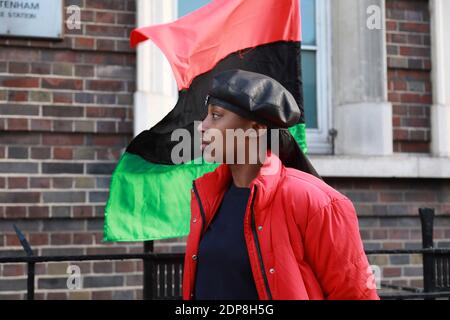 Tottenham police Station, Tottenham, Londres, 19 décembre 2020: Tottenham BLM et Enfield BLM ont organisé une manifestation devant le poste de police de Tottenham pour exiger le licenciement de deux policiers non nommés qui ont violemment agressé un jeune adolescent noir devant les portes de l'école secondaire Park View, le jeune adolescent a été frappé de coups de poing à plusieurs reprises, puis jeté au sol, l'incident a été filmé et est devenu viral depuis sur les médias sociaux. Les groupes ont établi une liste de demandes qui, si elles ne sont pas satisfaites, entraînera d'autres actions antiracistes de la communauté. Crédit Natasha Quarmby/ALAMY Live Banque D'Images