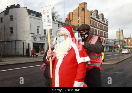 Tottenham police Station, Tottenham, Londres, 19 décembre 2020 : Tottenham BLM et Enfield BLM ont organisé une manifestation devant le poste de police de Tottenham pour exiger le licenciement de deux policiers non nommés qui ont violemment agressé un jeune adolescent noir devant les portes de l'école secondaire Park View, le jeune adolescent a été frappé de coups de poing à plusieurs reprises, puis jeté au sol, l'incident a été filmé et est devenu viral depuis sur les médias sociaux. Les groupes ont établi une liste de demandes qui, si elles ne sont pas satisfaites, entraînera d'autres actions antiracistes de la communauté. Crédit : Natasha Quarmby/Alay Live News Banque D'Images