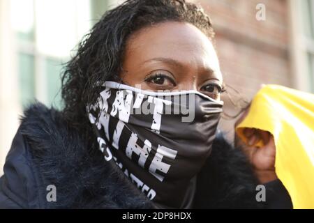 Tottenham police Station, Tottenham, Londres, 19 décembre 2020 : Tottenham BLM et Enfield BLM ont organisé une manifestation devant le poste de police de Tottenham pour exiger le licenciement de deux policiers non nommés qui ont violemment agressé un jeune adolescent noir devant les portes de l'école secondaire Park View, le jeune adolescent a été frappé de coups de poing à plusieurs reprises, puis jeté au sol, l'incident a été filmé et est devenu viral depuis sur les médias sociaux. Les groupes ont établi une liste de demandes qui, si elles ne sont pas satisfaites, entraînera d'autres actions antiracistes de la communauté. Crédit : Natasha Quarmby/Alay Live News Banque D'Images