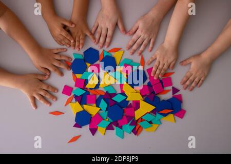 concept de développement de l'enfant, pose plate de blocs de bois Banque D'Images