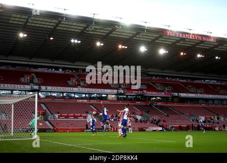 Nick Powell (au centre à gauche), de stoke City, dirige le ballon pour marquer le premier but du match du championnat Sky Bet au stade Bet365, Stoke-on-Trent. Banque D'Images