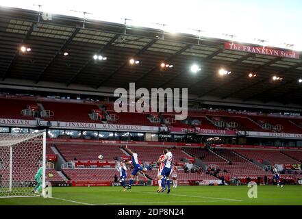 Nick Powell (au centre à gauche), de stoke City, dirige le ballon pour marquer le premier but du match du championnat Sky Bet au stade Bet365, Stoke-on-Trent. Banque D'Images